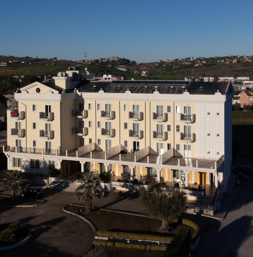 Hotel Concorde Sant'Egidio alla Vibrata Eksteriør billede